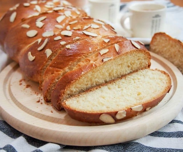 希腊复活节的一大准备工作是烤tsoureki，这是一种甜面包，传统上用mahleb调味。