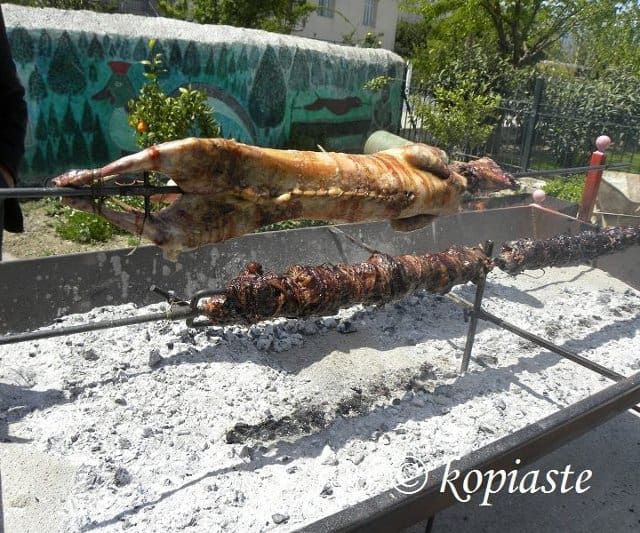 希腊人通常会在复活节的餐桌上烤一整只羊。想象一下，大家围坐在一只烤羊身上庆祝复活节!
