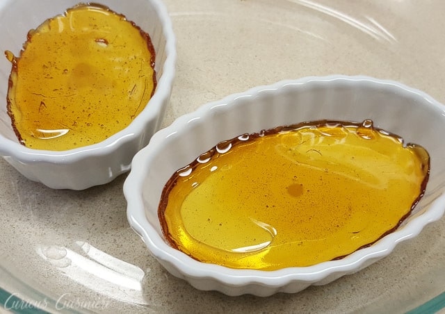 准备做西班牙果馅饼的蛋奶沙司。| www.CuriousCuisiniere.com