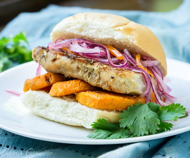 三明治de Chicharron是一种秘鲁猪肉三明治，它独特地结合了红烧猪肉、甘薯和克里奥拉辣酱。| www.CuriousCuisiniere.com