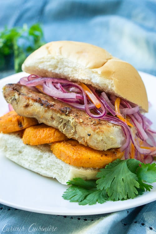 Pan Con Chicharron是一种美味的秘鲁三明治，由慢炖猪肉和红薯的独特组合，再加上脆的红洋葱佐料制成。在秘鲁，它是传统的早餐，但我们认为它是一天中任何时间的完美一餐!| www.CuriousCuisiniere.com