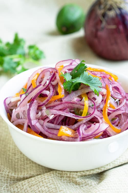 红洋葱、辣椒和酸橙汁混合在这道酥脆新鲜的克里奥拉辣酱里。它是烧烤肉类的完美配菜，三明治的配料，等等!| www.CuriousCuisiniere.com