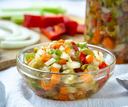 辣味Giardiniera调味品使用切碎的蔬菜和充足的辣椒，为三明治、热狗和更多创造一种强烈的和辛辣的浇头。| www.CuriousCuisiniere.com