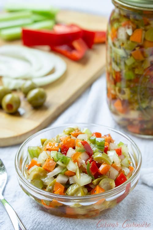 辣味Giardiniera调味品使用切碎的蔬菜和充足的辣椒，为三明治、热狗和更多创造一种强烈的和辛辣的浇头。| www.CuriousCuisiniere.com