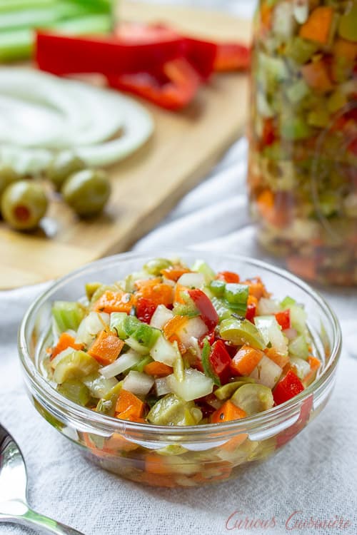 芝加哥风格的热Giardiniera调味品使用切碎的蔬菜和充足的辣椒，为三明治、热狗和更多创造一种强烈的和辛辣的浇头。| www.CuriousCuisiniere.com