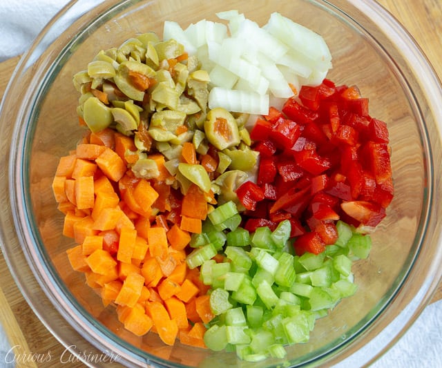 辣味Giardiniera调味品使用切碎的蔬菜和充足的辣椒，为三明治、热狗和更多创造一种强烈的和辛辣的浇头。| www.CuriousCuisiniere.com