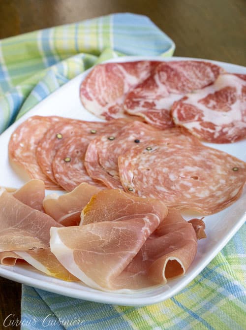 你听说过salumi吗？这些美味的意大利治疗肉类，包括Prosciutto，Pancetta和Capocollo非常适合三明治，开胃价差，还有更多！  | www.CuriousCuisiniere.com