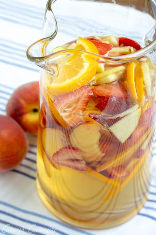 这款草莓桃萨格里亚州是一种乐趣的西班牙白桑格里亚乐趣。新鲜水果，清脆的白葡萄酒，以及一片白兰地的飞溅让这是一个夏天的最爱！|m.jamahire.com.