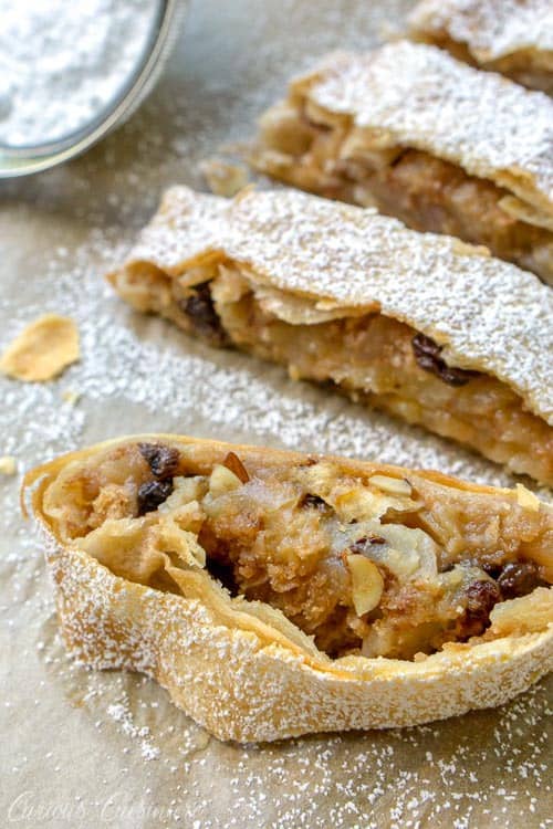 Wiener Apfelstrudel是一个经典的维也纳苹果甜点，你可能知道苹果馅奶酪卷的名字。馅饼的片状馅饼面团包裹着一个明亮的秋季苹果馅，含有葡萄干和杏仁。如果你喜欢苹果派，苹果馅饼一定是一个赢得的食谱！ | www.CuriousCuisiniere.com