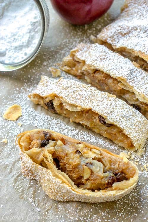 Wiener Apfelstrudel是一个经典的维也纳苹果甜点，你可能知道苹果馅奶酪卷的名字。馅饼的片状馅饼面团包裹着一个明亮的秋季苹果馅，含有葡萄干和杏仁。如果你喜欢苹果派，苹果馅饼一定是一个赢得的食谱！ | www.CuriousCuisiniere.com