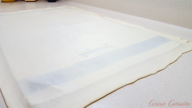 伸展德国Apfelstrudel苹果馅奶酪卷的面团|好奇的烹饪