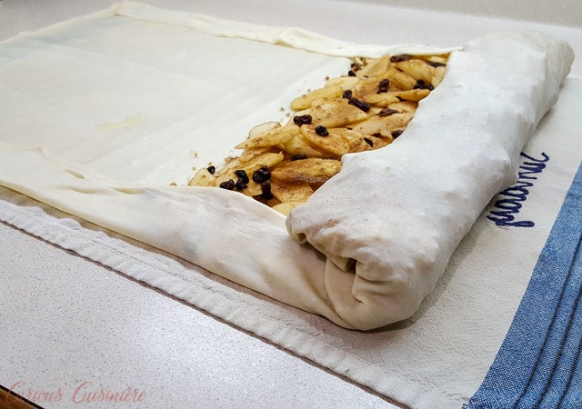 滚动德国Apfelstrudel Apple Strudel |好奇的烹饪