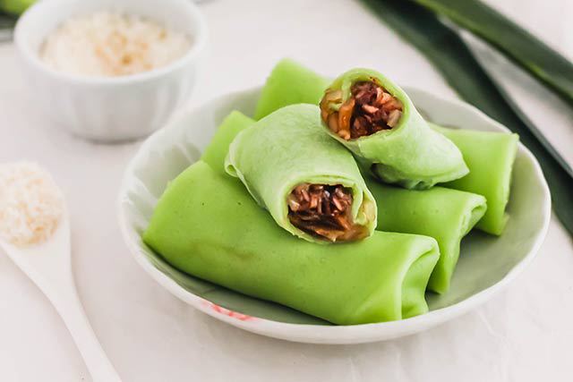 Kueh dadar是一种色彩鲜艳的东南亚小吃。用绉纱的图像打开看馅。| www.CuriousCuisiniere.com