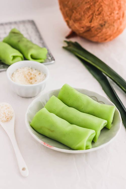 三个绿色kueh达达尔卷椰子pandan绉纱。| www.CuriousCuisiniere.com