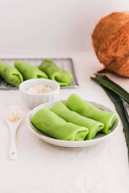 三个绿色kueh达达尔卷椰子pandan绉纱。| www.CuriousCuisiniere.com