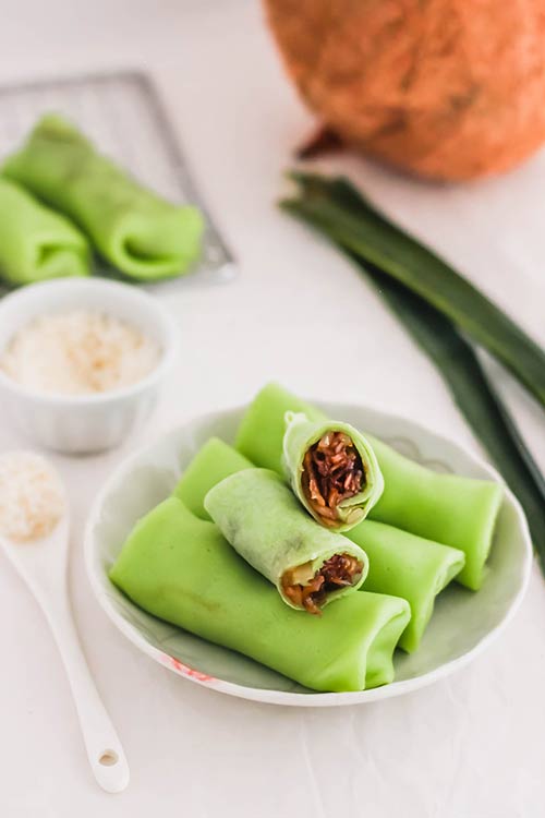 Kueh dadar是一种色彩鲜艳的东南亚小吃。用绉纱的图像打开看馅。| www.CuriousCuisiniere.com