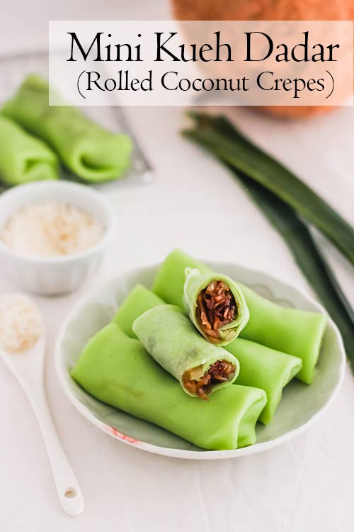 Kueh dadar是一种色彩鲜艳的东南亚小吃。这些迷你的卷椰子和香兰可丽饼里充满了更甜的椰子，是一种美味的甜食!| www.CuriousCuisiniere.com