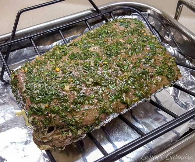 上面腌好的牛肉放在烤架上，准备放入烤箱。| www.CuriousCuisiniere.com
