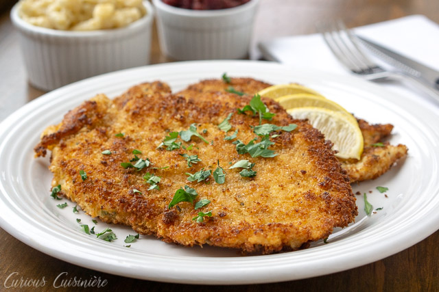 Hänchen-Schnitzel，德国炸肉排，是一个令人印象深刻，但简单的晚餐食谱，全家人都会喜欢。| www.CuriousCuisiniere.com