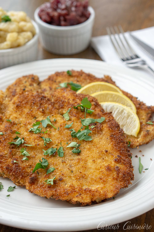 Hänchen-Schnitzel，德国炸肉排，是一个令人印象深刻，但简单的晚餐食谱，全家人都会喜欢。| www.CuriousCuisiniere.com