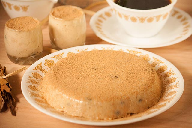 Natilla是一种坚定的牛奶蛋羹，与肉桂一起注入，并在哥伦比亚的圣诞节时间供应Buñuelos（Fritters）。| www.CuriousCuisiniere.com