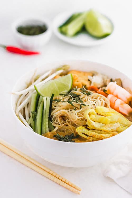 沙捞越拉斯卡碗用鸡蛋绉和黄瓜|m.jamahire.com.