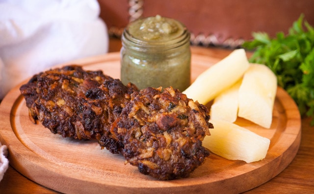 Asaditos（玻利维亚木薯和牛排）用煮沸的木薯和辣酱