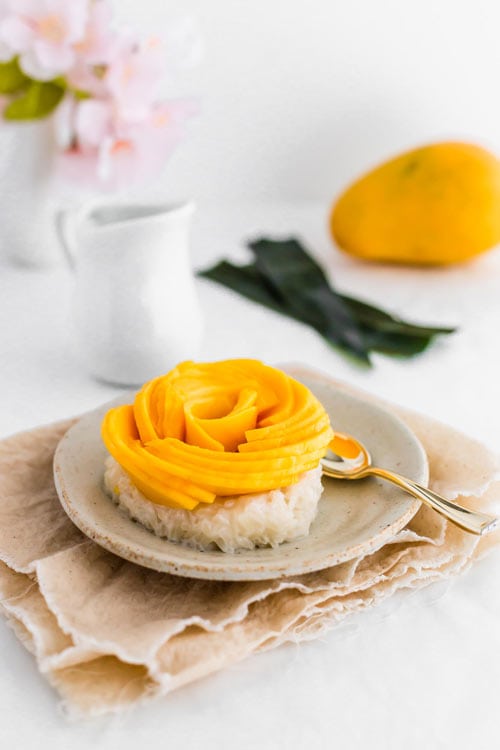 与装饰芒果花的泰国芒果黏米饭