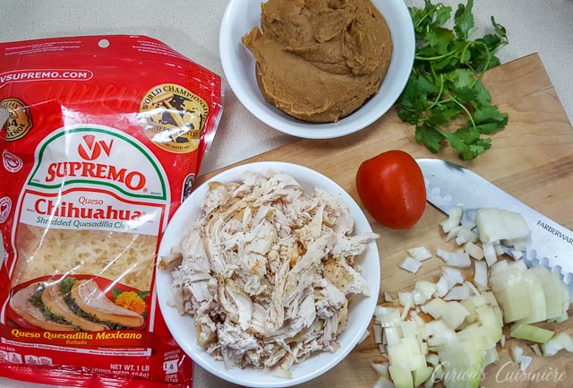 烤鸡的配料:鸡肉、洋葱、炒豆和奶酪