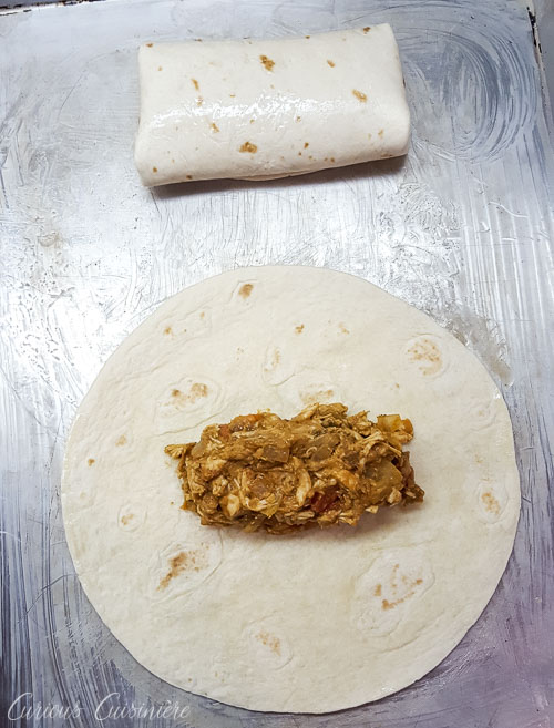 用鸡肉填充的玉米饼做墨西哥卷饼