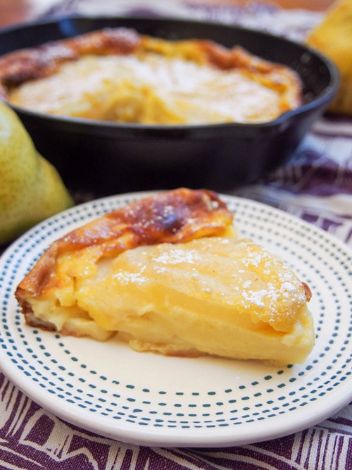 梨脆片，背景是平底锅。