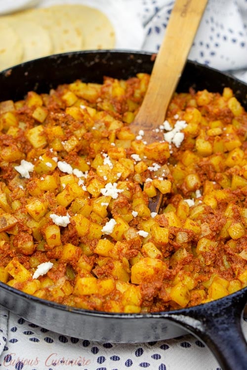 Chorizo​​ Con Papas的铸铁煎锅