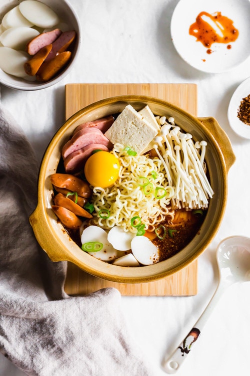 Budae Jjigae或韩国军队炖与Tteok和Kimchi