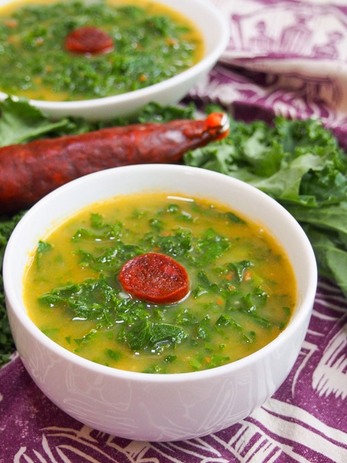 Caldo verde（葡萄牙绿色汤）与chorizo​​和kale