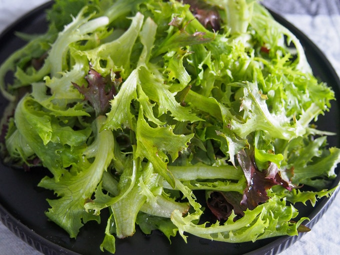 卖花酱肉体蔬菜Lyonnaise（温暖的培根和鸡蛋沙拉）