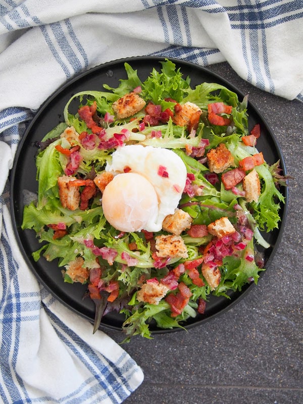 Salade Lyonnaise（温暖的培根和鸡蛋沙拉）