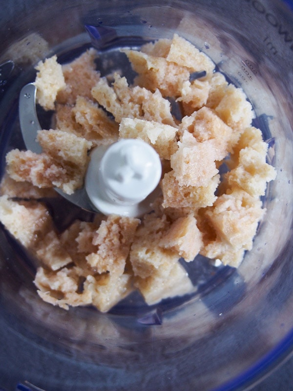 制作白葡萄酒-雪利酒在搅拌机中浸泡面包