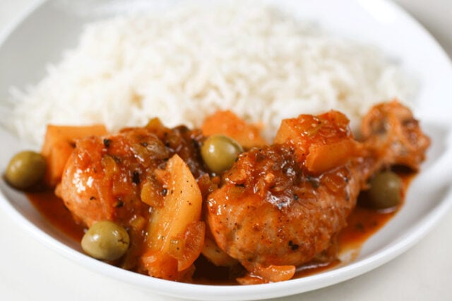 古巴鸡扒-鸡腿和米饭的近距离