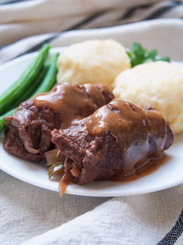 德国牛肉圆面包配绿豆和饺子