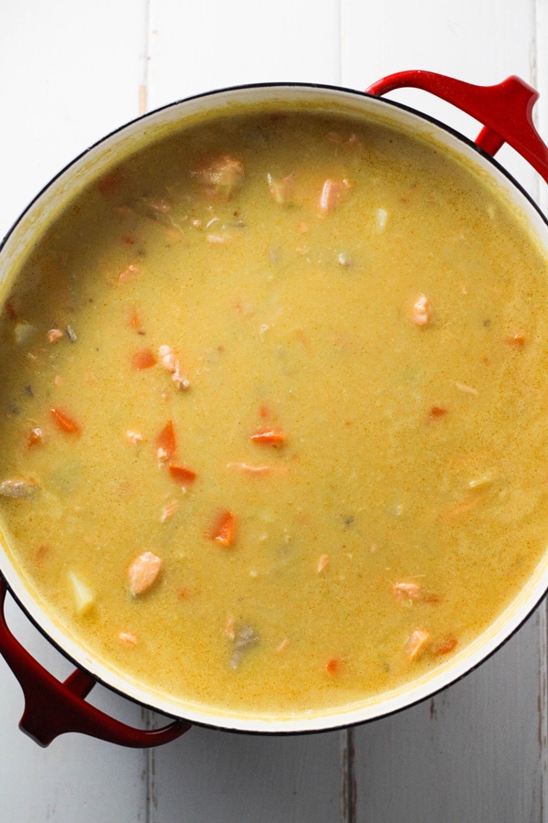 芬兰三文鱼汤- Lohikeitto -在锅里